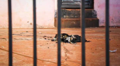 Hoje de manhã, ainda havia vestígios do incêndio no local onde ocorreu a confusão.