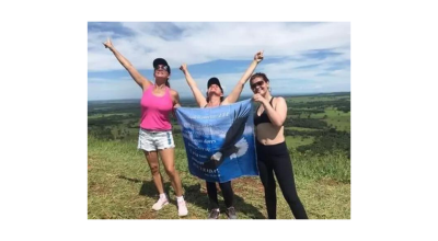 Gislayne, a tia (rosa) e a filha (de preto) no alto do morro.