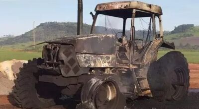 Trator queimado em fazenda localizada em território paraguaio, na fronteira com MS (Foto: Direto das Ruas) - CREDITO: CAMPO GRANDE NEWS