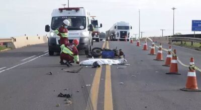 Corpo da vítima ficou caído no meio da rodovia. (Foto: Kisie Ainoã) - CREDITO: CAMPO GRANDE NEWS