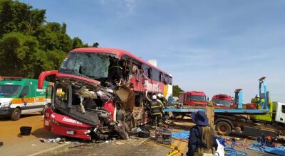Acidente grave entre ônibus e carreta deixa 11 mortos na BR-163 em MT Foto: PRF