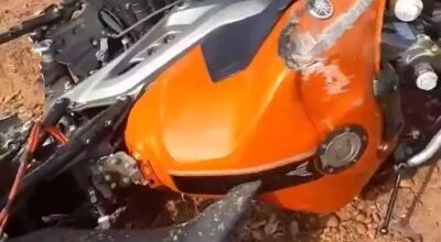 Moto partiu ao meio com força da batida. (Foto: Rádio Caçula)