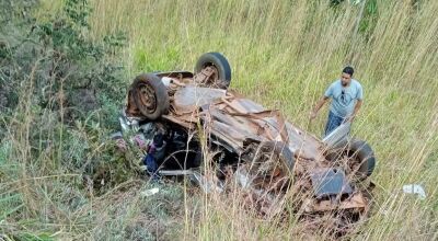 Fiat Uno com rodas para cima após sair da pista e capotar; condutora morreu (Foto: Ligado na Notícia)