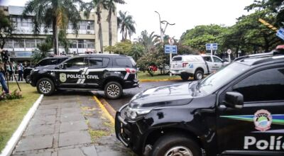 Viaturas da Polícia Civil na prefeitura de Campo Grande (Henrique Arakaki, Midiamax)