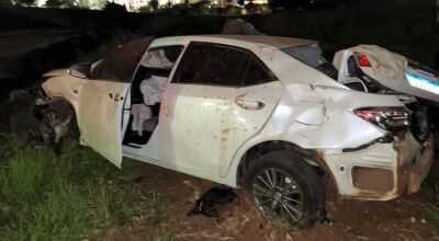 Carro ficou bastante danificado com o acidente (Divulgação) Pelo menos três pessoas foram resgatadas em estado grave após um capotamento de um Toyota Corolla na madrugada deste sábado (6) no pontilhão da Avenida Salgado Filho, em Campo Grande. Uma dessa