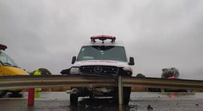 Ambulância bateu no guard rail e ficou atravessada na pita após derrapar (Foto: Sidney Assis ) - CREDITO: CAMPO GRANDE NEWS