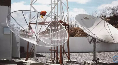 Antena parabólica instalada na área externa de uma empresa. (Foto: Arquivo/Agência Brasil) -