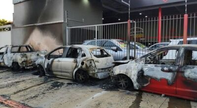 Incêndio criminoso destrói cinco veículos em garagem - Crédito: Dourados News