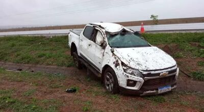 Caminhonete do prefeito de Sonora parou às margens da rodovia (Foto: Idest) 