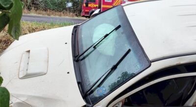 Carro que era conduzida pela vítima. Foto - Corpo de Bombeiros