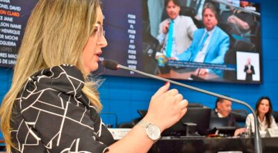 Danielle Bueno, presidente do SINPAP/MS, discursa na tribuna da Assembléia e agradece aprovação unânime da "Lei do Reconhecimento"