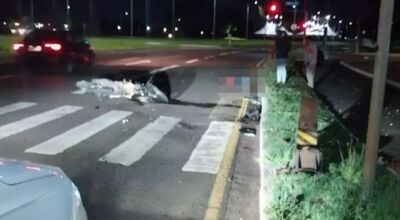 Vítima caída na avenida após a colisão (Foto: Divulgação)