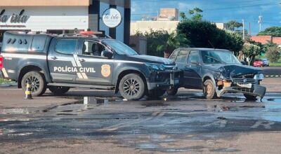 Carro e a viatura ficaram danificados   (Chapadense News)