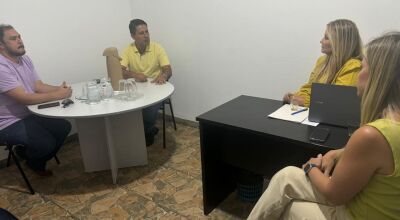 Em Rio Brilhante: Diretora Lívia, doutor Leonardo, prefeito Cléber e secretária Luçelda na reunião para tratar sobre atendimento em ortopedia para Vicentina