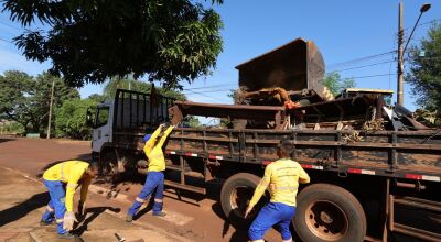 Ação de limpeza começou na segunda-feira e tem como proposta recolher mobílias e outros materiais em geral em desuso que estão acumulados no terreno dos moradores  Foto: A. Frota