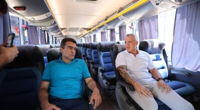 Prefeito Marçal Filho e Adilson Osiro, da GWA, no interior de novo ônibus que conta com ar condicionado  Foto: A. Frota