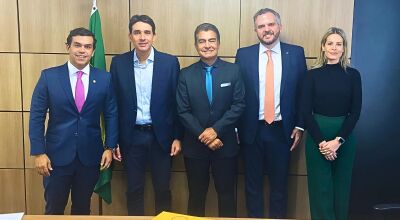 O prefeito Marçal Filho e o deputado Beto Pereira com o ministro Silvio Costa Filho e diretores da Secretaria Nacional da Aviação Civil, em Brasília. Foto: Divulgação