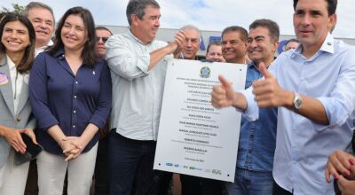 Solenidade de descerramento da placa que marcou a entrega simbólica das obras da pista do Aeroporto Regional Francisco de Matos Pereira à Prefeitura de Dourados. Foto: A. Frota