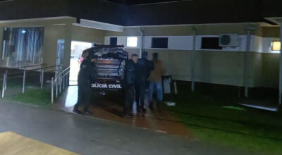 Momento em que o caseiro chega à delegacia de Deodápolis; Foto: Ligado Na Notícia