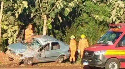 Vítima foi arremessada para fora do carro. (Ponta Porã News)