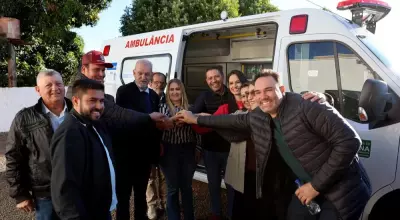 Prefeito Cleber Dias, Deputado Geraldo Resende e vereadores municipal durante a entrega da ambulância - Foto: Ribeiro Junior/MS24h