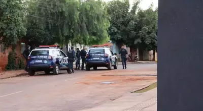 Policiais na região onde aconteceu crime. (Foto: Osmar Veiga / Campo Grande News)