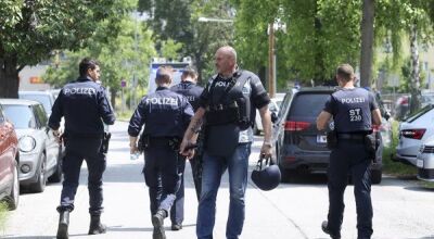 Policiais em frente a escola onde atirador abriu fogo contra alunos e deixou mortos e feridos em Graz, na Áustria, em 10 de junho de 2025.  Foto: Kleine Zeitung via AP