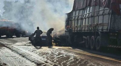 Bombeiros combatendo o fogo no local. (Reprodução: Fala Povo)