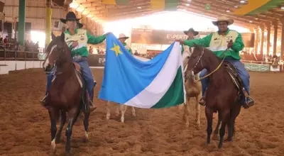 Cavaleiros segurando a bandeira de Mato Grosso do Sul no Parque do Peão. Foto: Divulgação