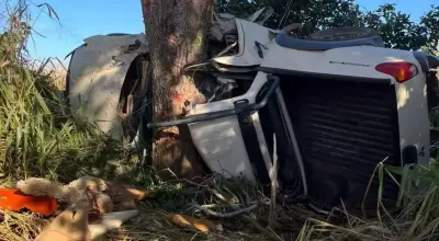 Carro ficou destruído em acidente que terminou com três mortes (Foto: divulgação / Corpo de Bombeiros).