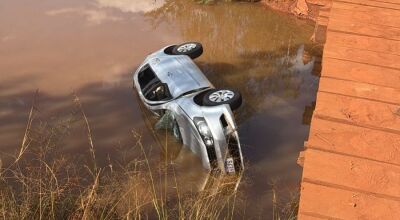 Veículo Volkswagen Gol, caiu da ponte de madeira e deixou duas vítimas fatais - Foto: Ivinoticias/Whatsapp