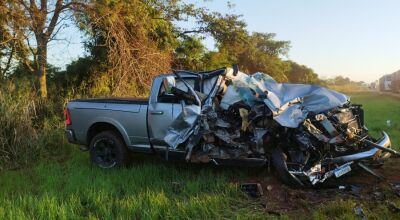 Colisão entre caminhonete e carreta deixou danos materiais significativos na MS-480, em Anaurilândia - Fotos: WhatsApp/Jornal da Nova