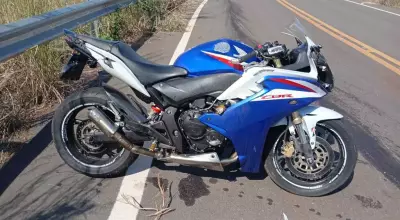  Motocicleta conduzida pela vítima no estrada onde ocorreu acidente (Foto: Direto das Ruas / Campo Grande News).