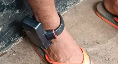 Homem preso por estupro, usando tornezeleira - Crédito: Osvaldo Duarte / Dourados News