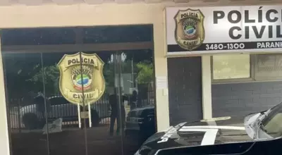 O proprietário do estabelecimento acionou a polícia. Durante o atendimento, as equipes descobriram que o veículo usado pela dupla tinha registro de furto 