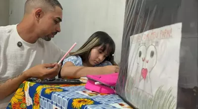 Menina se expressa por meio de desenhos. (Leonardo de França, Jornal Midiamax)