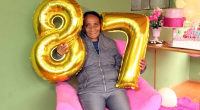 Conceição muito feliz com os seus 87 anos de vida com sua familia