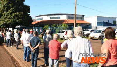 Vacinação contra a Covid faz idosos 'amanhecerem' na fila em Dourados