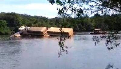VÍDEO: Balsa não suporta peso de carreta carregada com milho e afunda em rio, ASSISTA