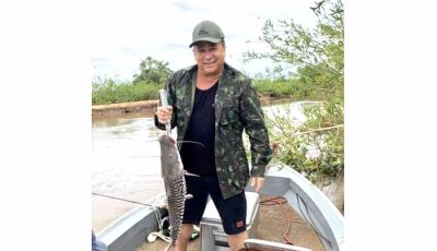 Cantor Leonardo curte visita ao Pantanal e pega "peixão" em pescaria