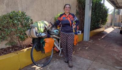 Há 8 anos na estrada, argentina chega no MS de bicicleta a procura de 'bichinhos'