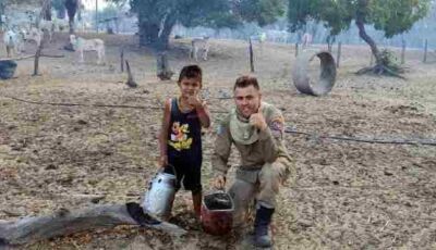 Com balde, menino pede para ajudar bombeiros em incêndio ao lado de casa em MS
