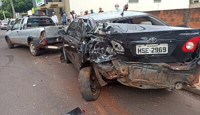 Sete veículos ficam danificados após caminhonete invadir preferencial no centro de Dourados