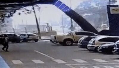 Novo vídeo mostra momento em que árvore cai sobre veículo onde estava adolescente, em MS