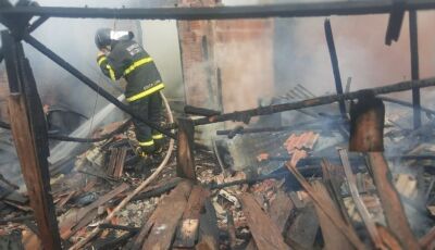 Casa fica destruída após ser incendiada em Nova Andradina