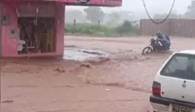 Chuva forte alaga rua e quase leva motoqueiro na Capital