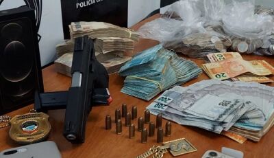 A CASA CAIU: Polícia apreende arma e mais de R$ 70 mil dentro de tomada de energia em residência