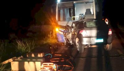 Motorista invade pista contrária, bate contra ônibus e morre entre Ipezal e Deodápolis