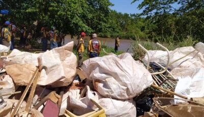 Pescadores, voluntários em 35 embarcações retiram 1 Ton. de lixo do rio Dourados em Fátima do Sul