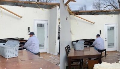 Morador toca piano no meio de casa destruída por tornado nos EUA